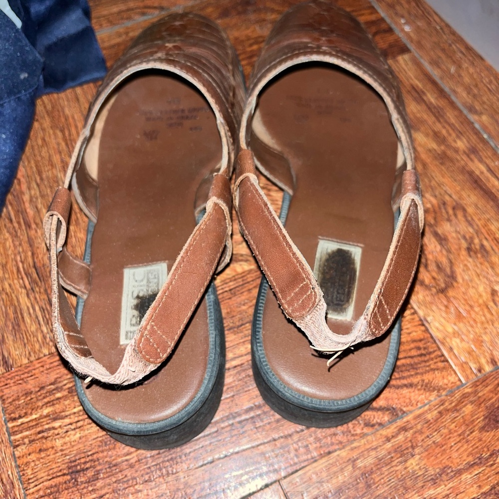 Basic Editions Brown Sandals with Woven Design - Picture 3 of 4